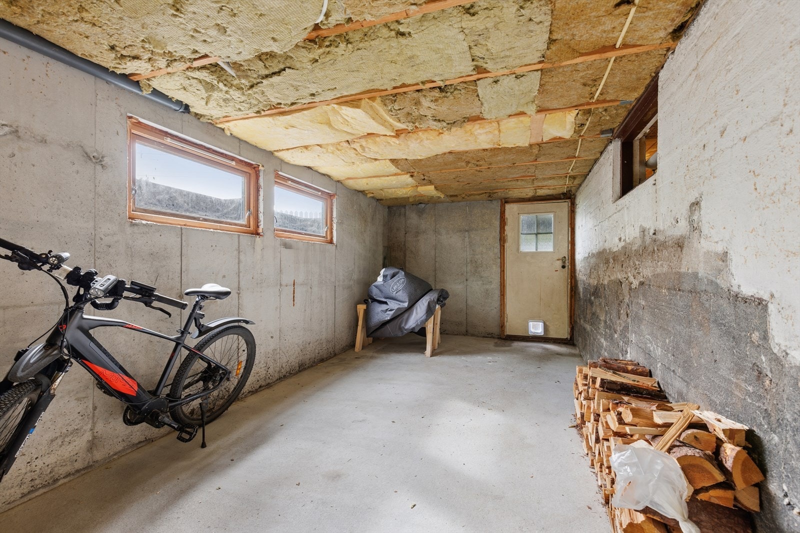 Uinnredet kjeller med støpt gulv og betongvegger. Takhøyden er cirka 2 meter. Galleribilde