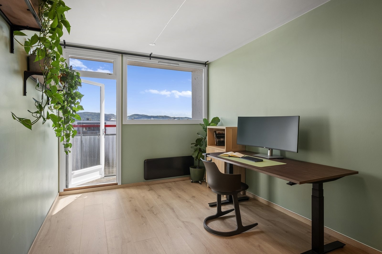 Soverom nummer to er også av god størrelse på 13 m² med godt naturlig lysinnslipp. Begge soverommene er vendt mot øst og får morgensolen. Galleribilde