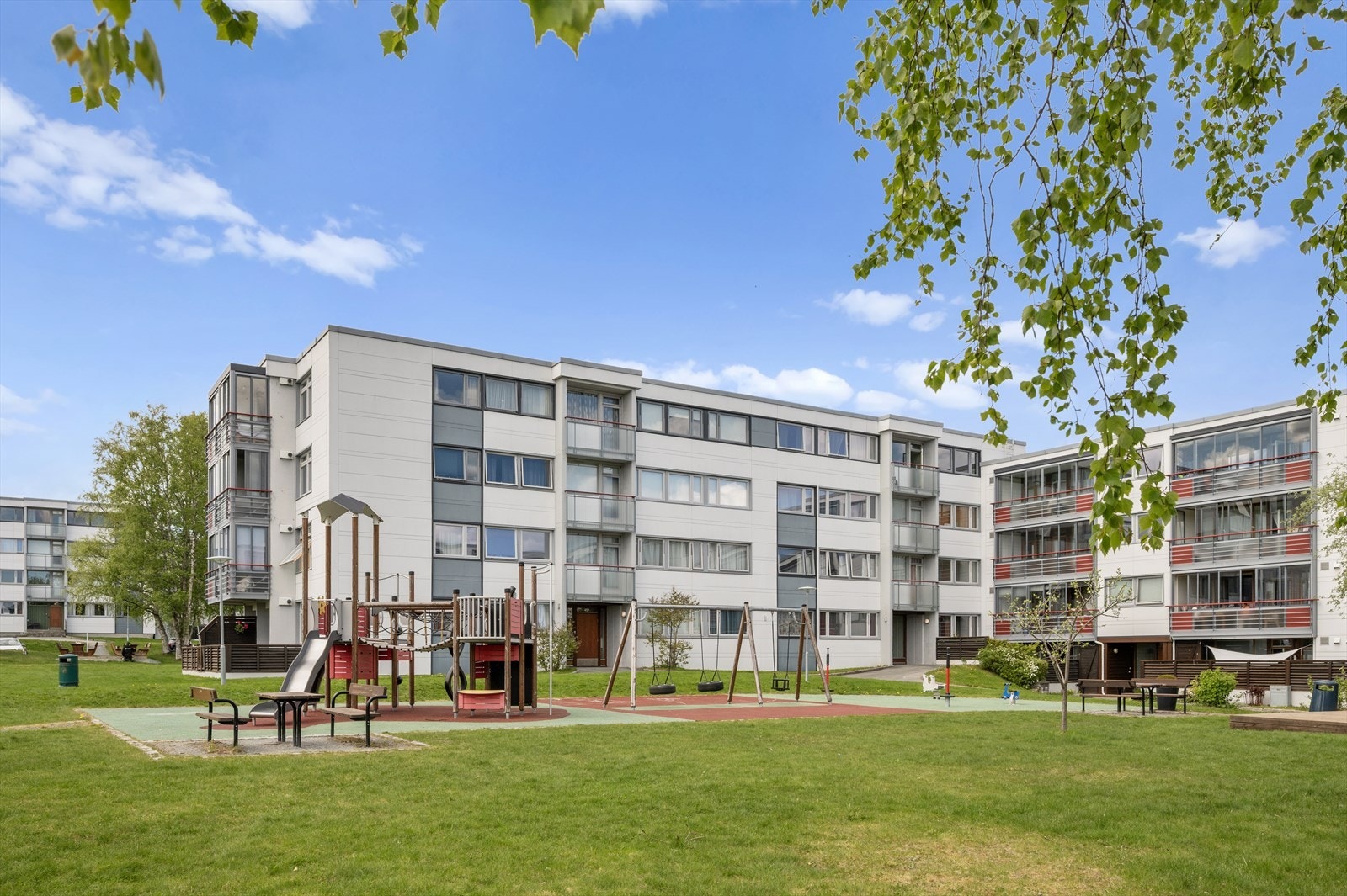Saupstad er et barnevennlig og veletablert boligområde med nærhet til skole, dagligvare, treningssenter, bibliotek og gode kollektivforbindelser, inkludert Metrobuss. Området byr også på flotte turmuligheter med kort vei til Bymarka. Galleribilde