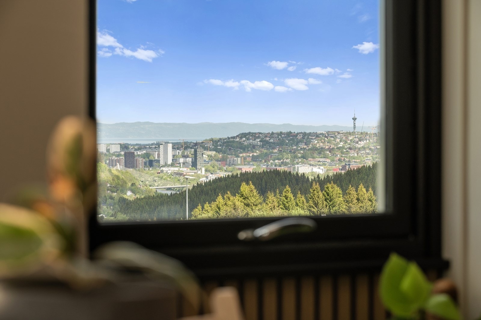 Nydelig utsikt utover Trondheim fra kjøkkenet og stuen. Galleribilde