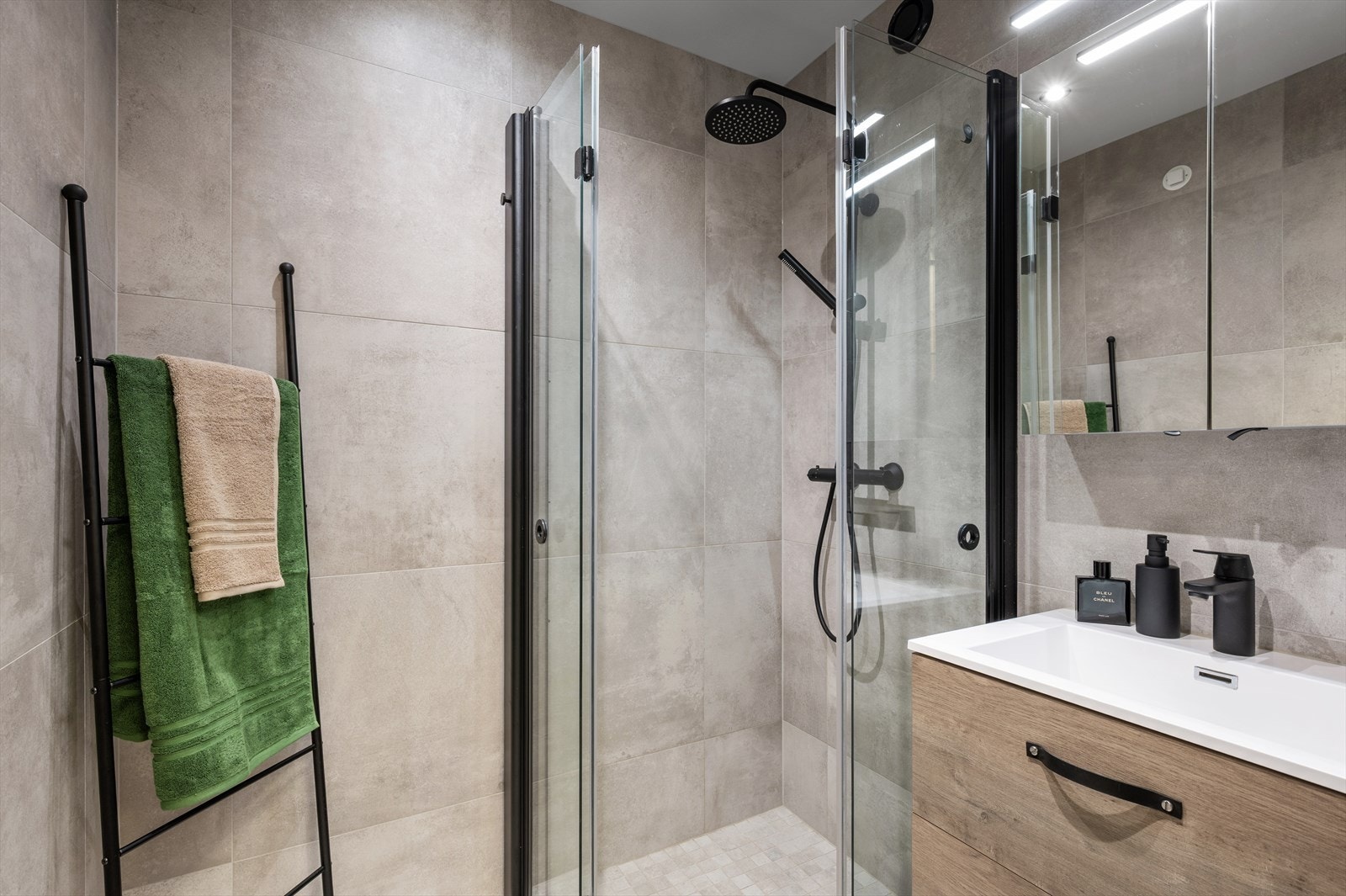 Badet på 2,5m² er også fra 2022 og er utstyrt med blant annet dusjhjørne med innfellbare glassvegger, og servantskap med nedfelt servant. Galleribilde