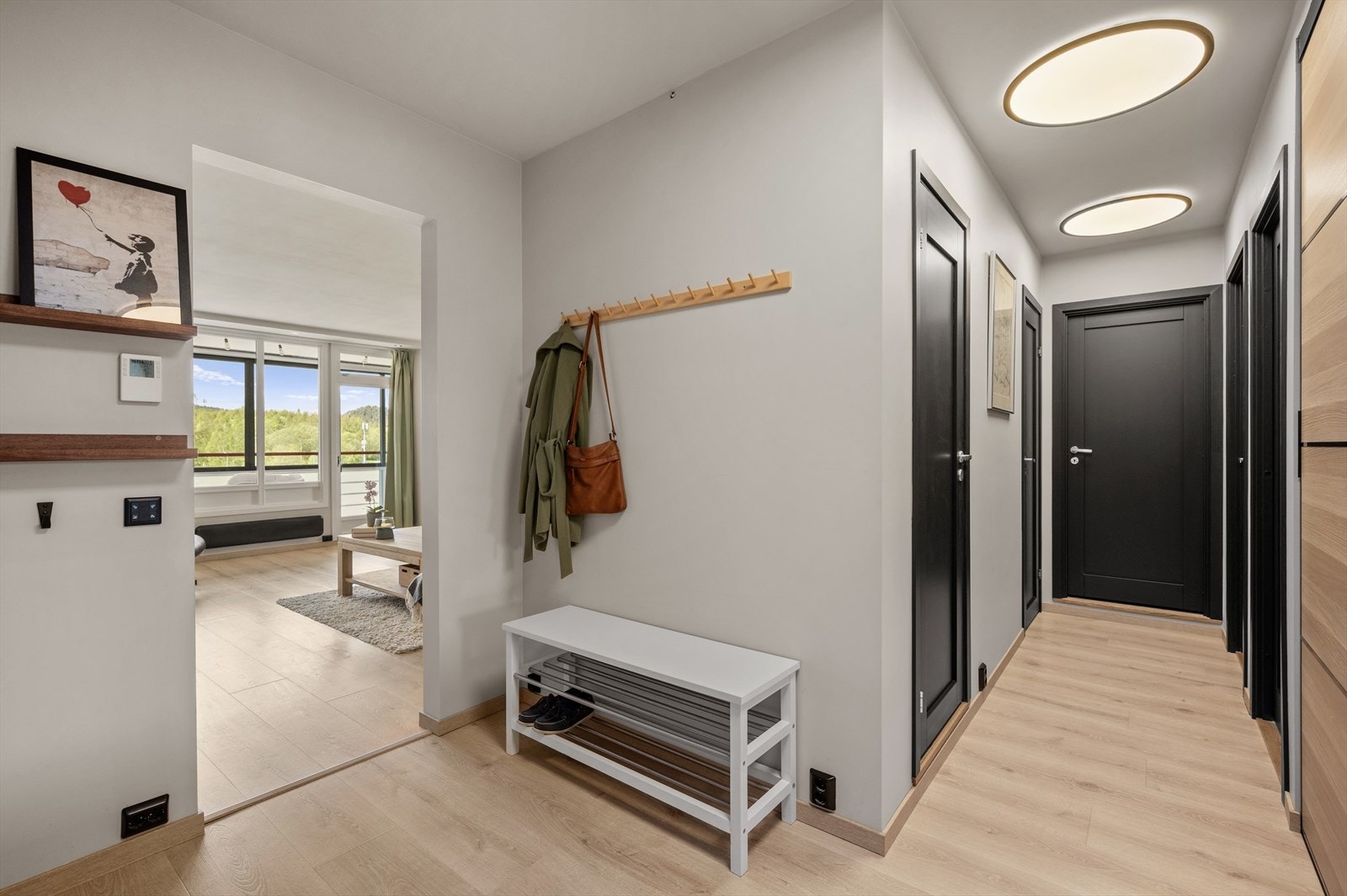 Entreen på 9,5 m² fungerer som leilighetens knutepunkt. Galleribilde