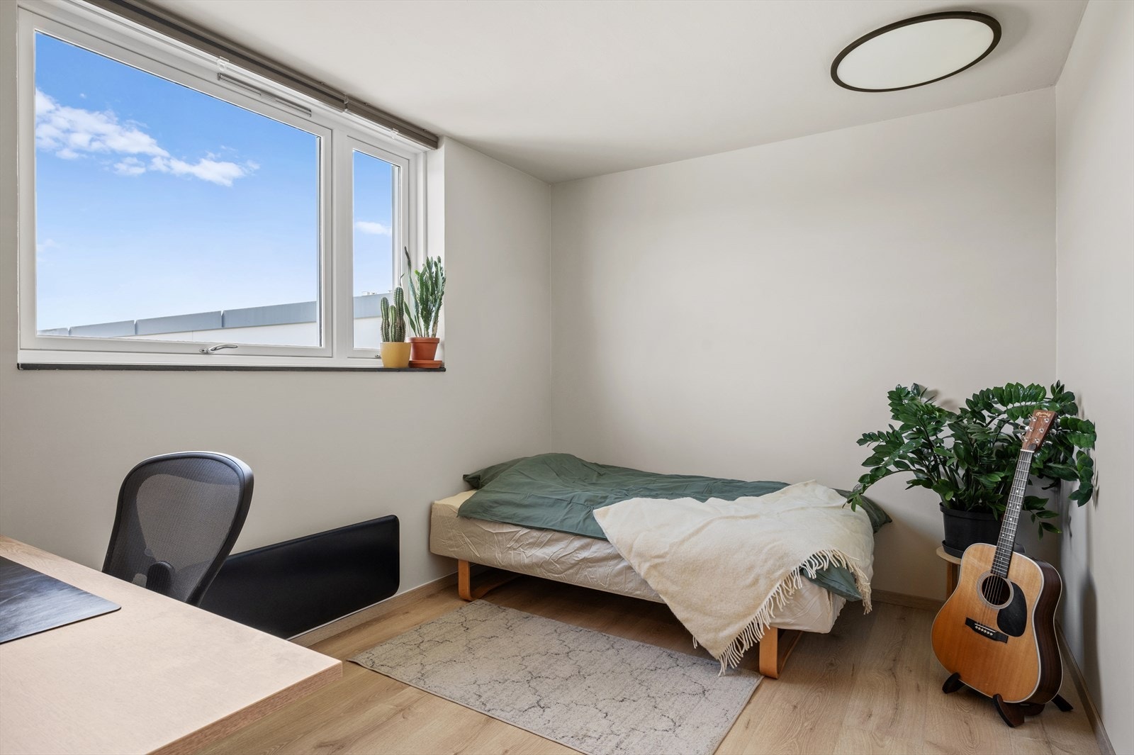 Soverom nummer tre på 10,5 m² ligger skjermet til, uten innsyn. Galleribilde