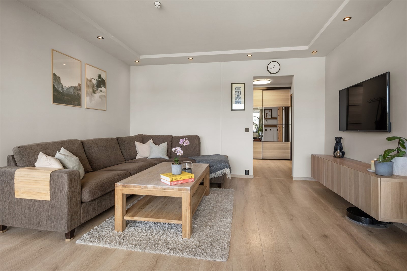 Videre har leiligheten en praktisk planløsning med gode møbleringsmuligheter. Stuen strekker seg over hele 28 m². Galleribilde