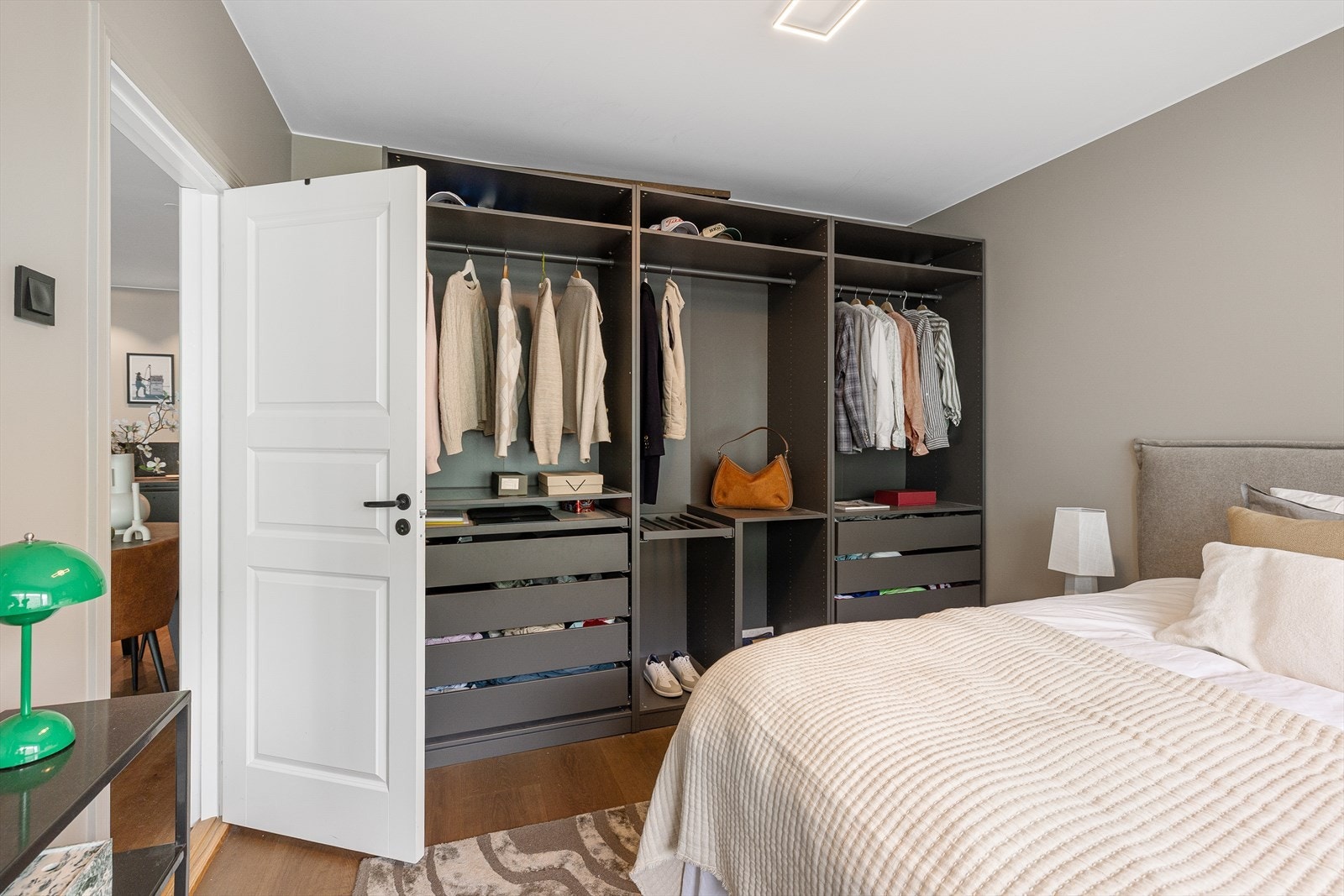 Skyvedørsgarderobe gir praktisk oppbevaringsmulighet. Galleribilde