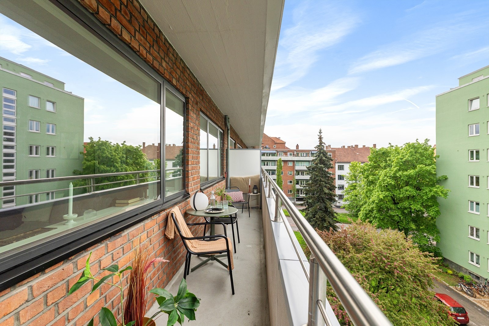 Romslig balkong med gode solforhold. Galleribilde