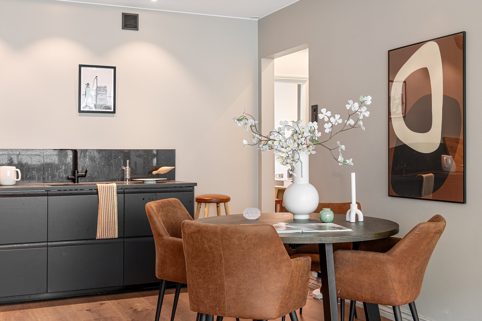Det er plass til å innrede med en romslig spisegruppe i tilknytning til kjøkkenet. Galleribilde