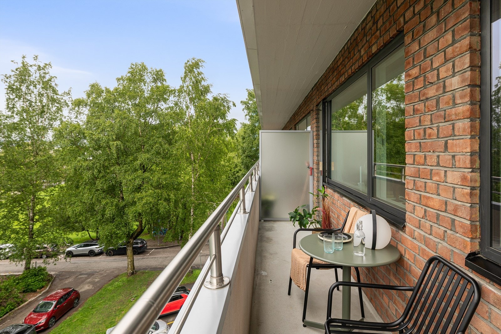 Fra stuen er det utgang til boligens flotte sydvestvendte balkong på ca. 8 kvm. Galleribilde