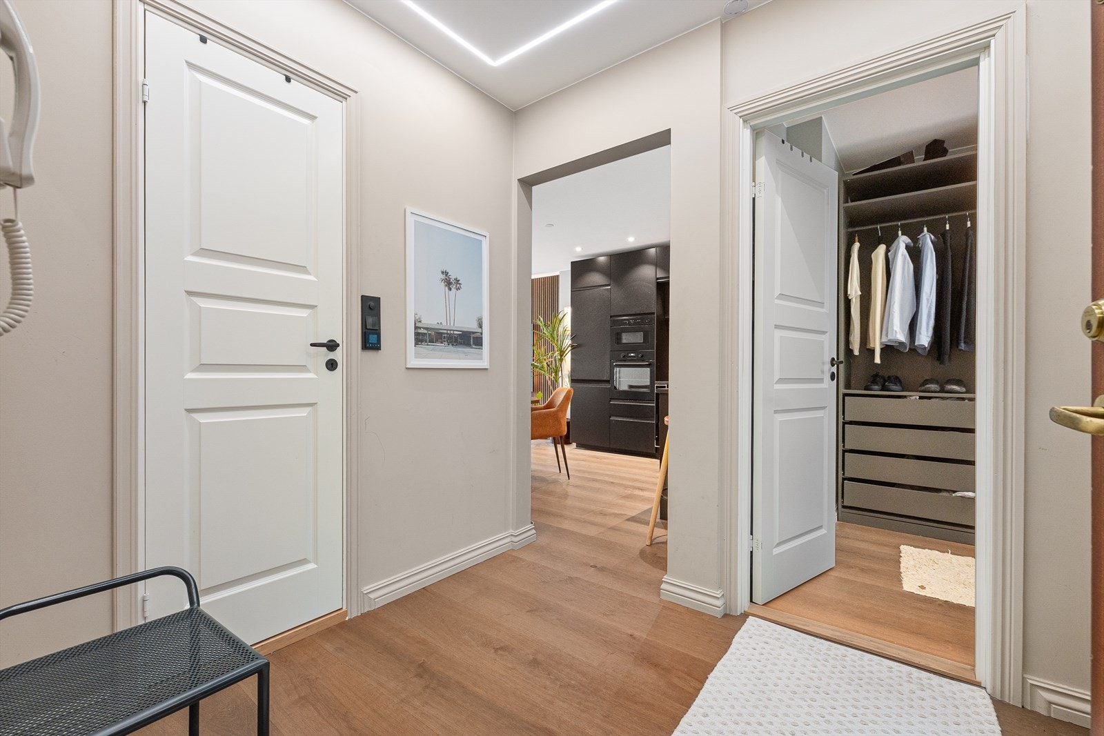 Entréen har nylig oppgraderte gulv med moderne elektrisk anlegg og innfelte lysskinner. Galleribilde