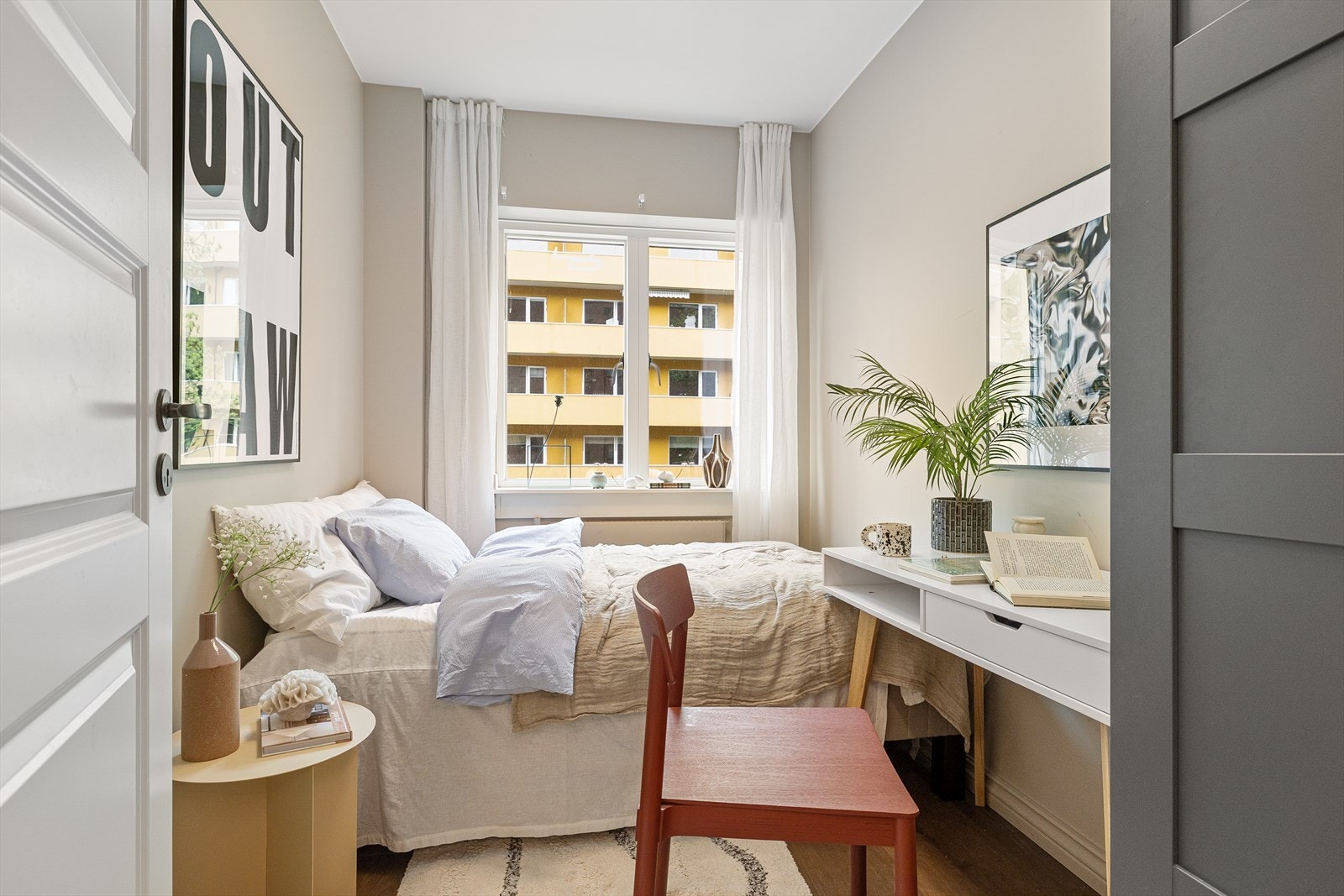 Soverom 3 har god plass til seng og skrivebord. Galleribilde