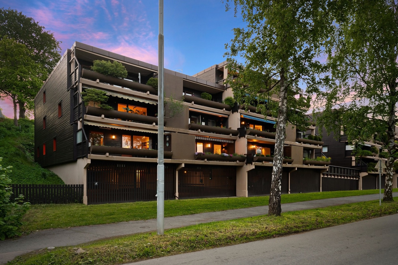 Harbitzalléen 20 B har en attraktiv internbeliggenhet på enden, godt skjermet for innsyn. Galleribilde