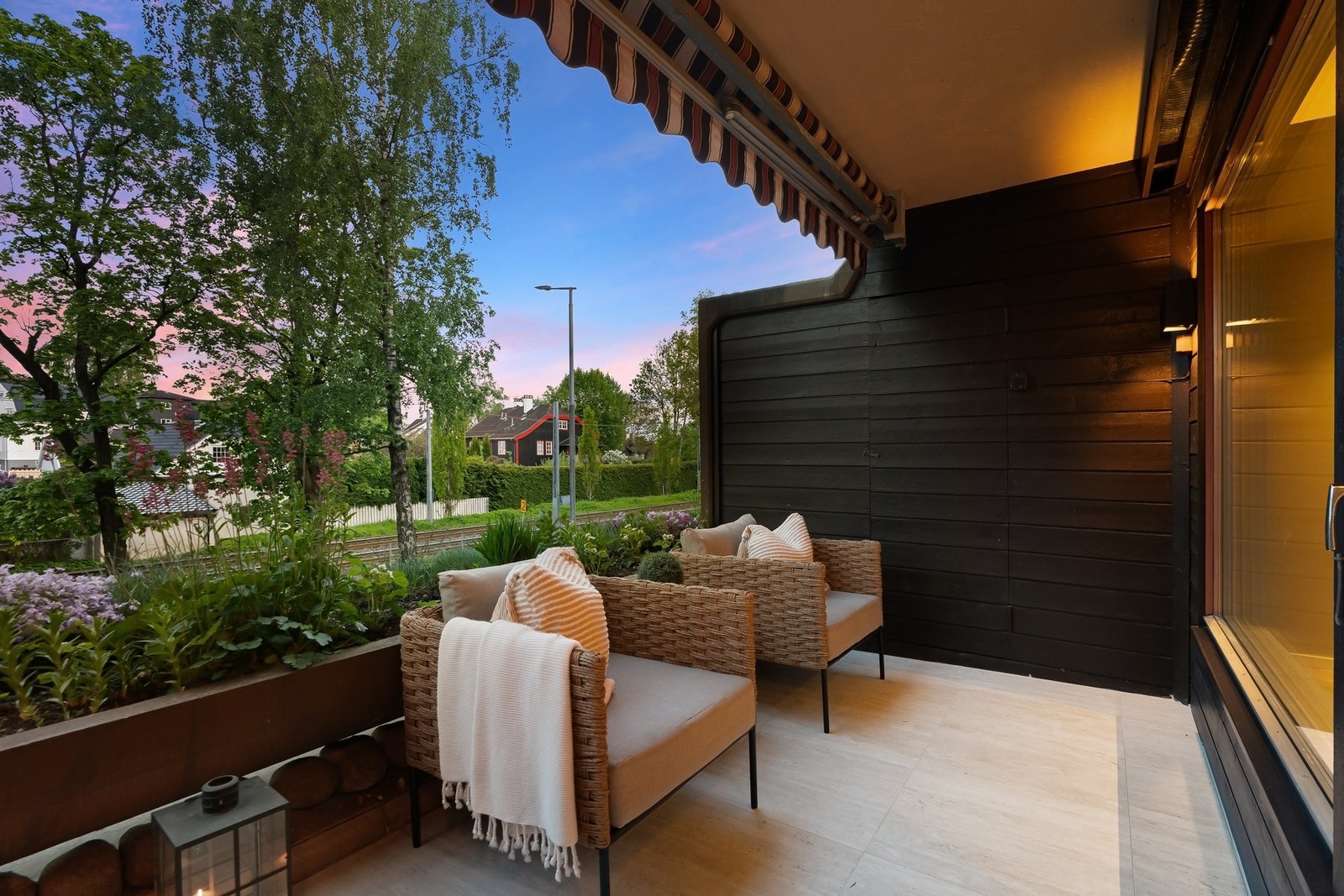 Terrasse på ca. 14 m² med sol fra tidlig morgen til ca. kl. 16.30 midtsommers. Galleribilde