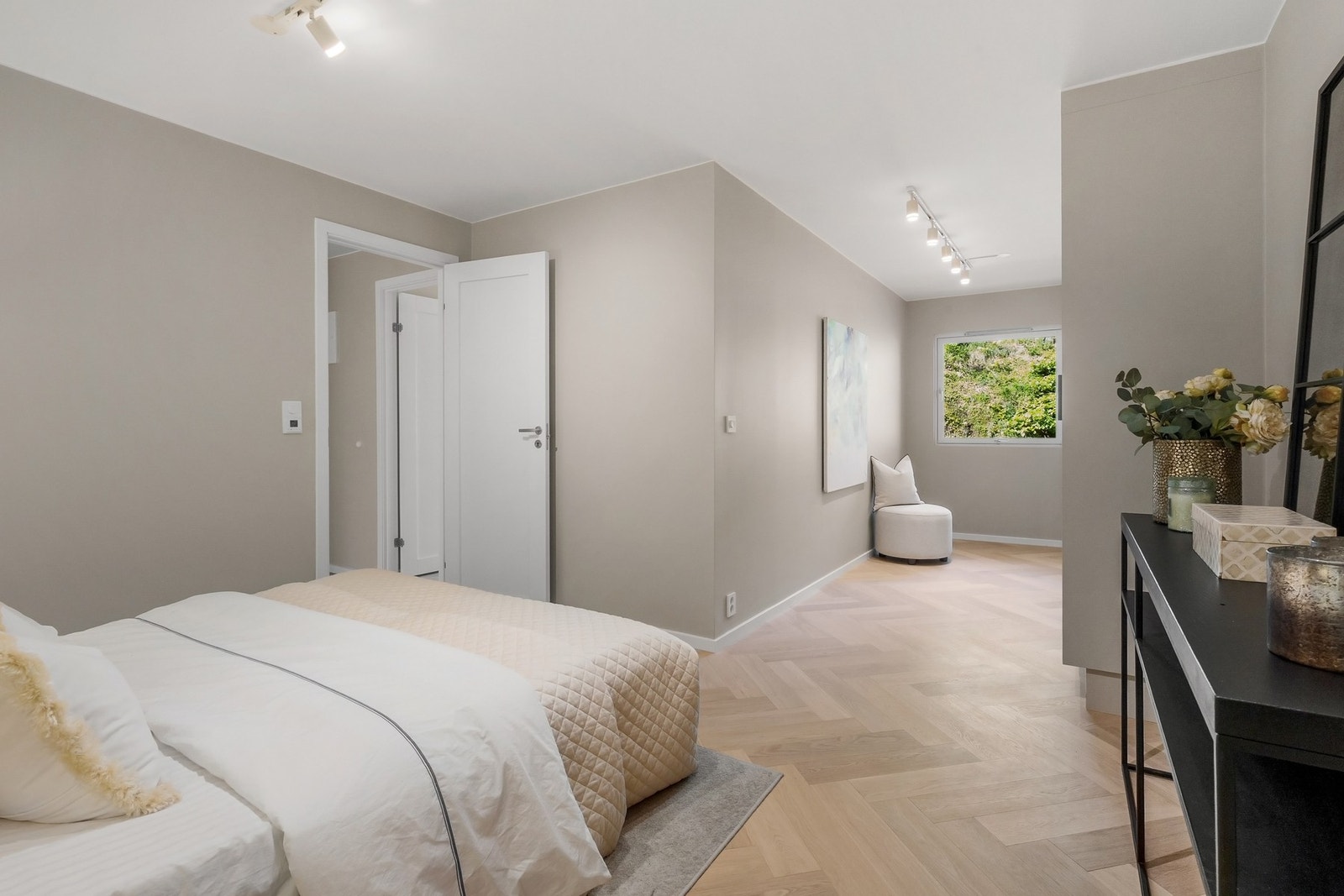 Rikelig med lagringsplass i plassbygget garderobe. Galleribilde