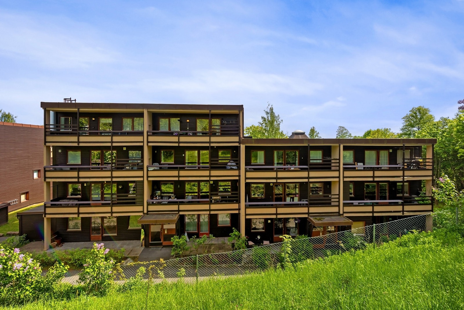 Veldrevet sameie bestående av 43 seksjoner, med idyllisk og parkmessig opparbeidet fellesområde. Galleribilde