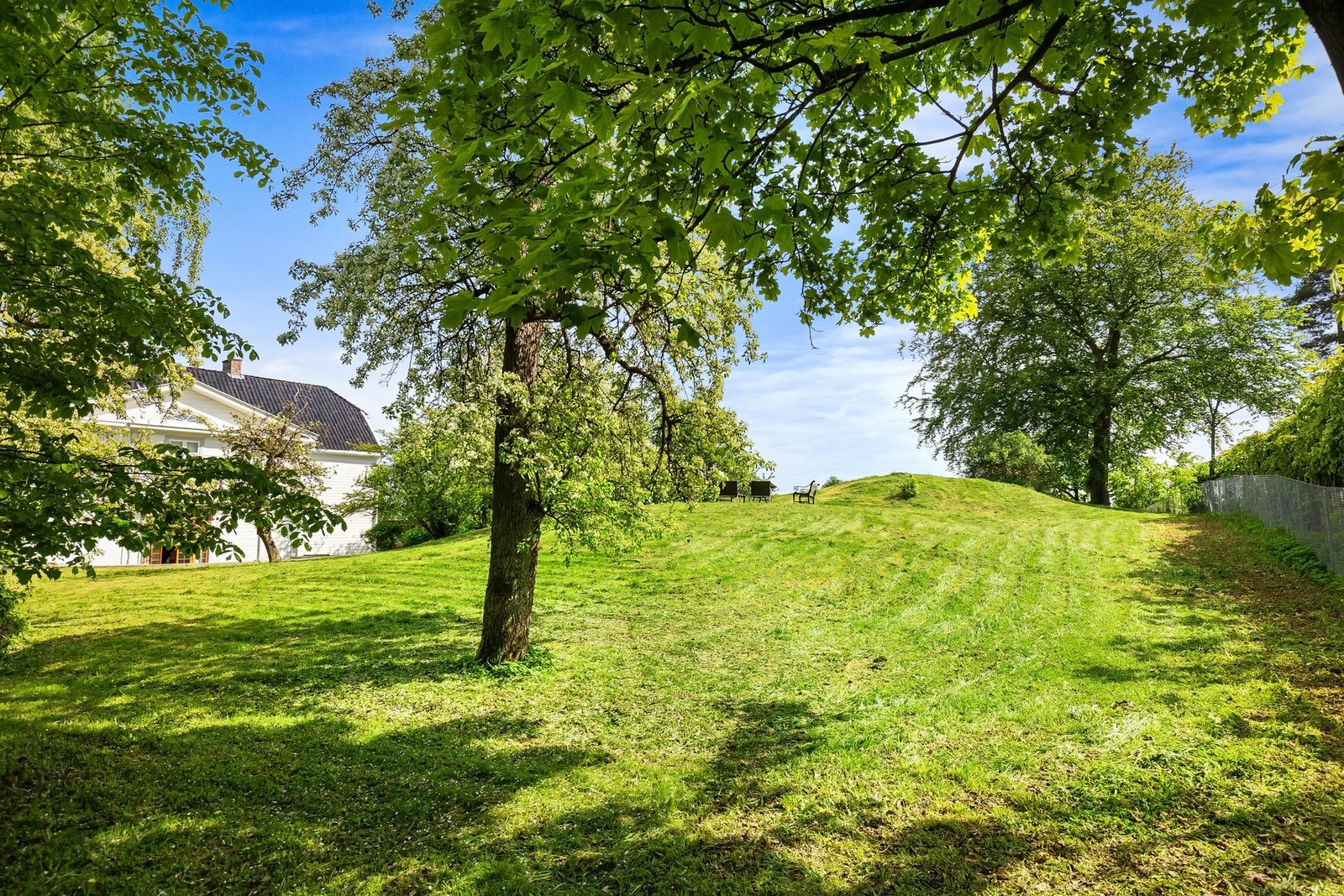 Sameiet har en parkmessig og pent opparbeidet felleshage på hele ca. 8 943 m², til bruk for beboerne i sameiet. Galleribilde