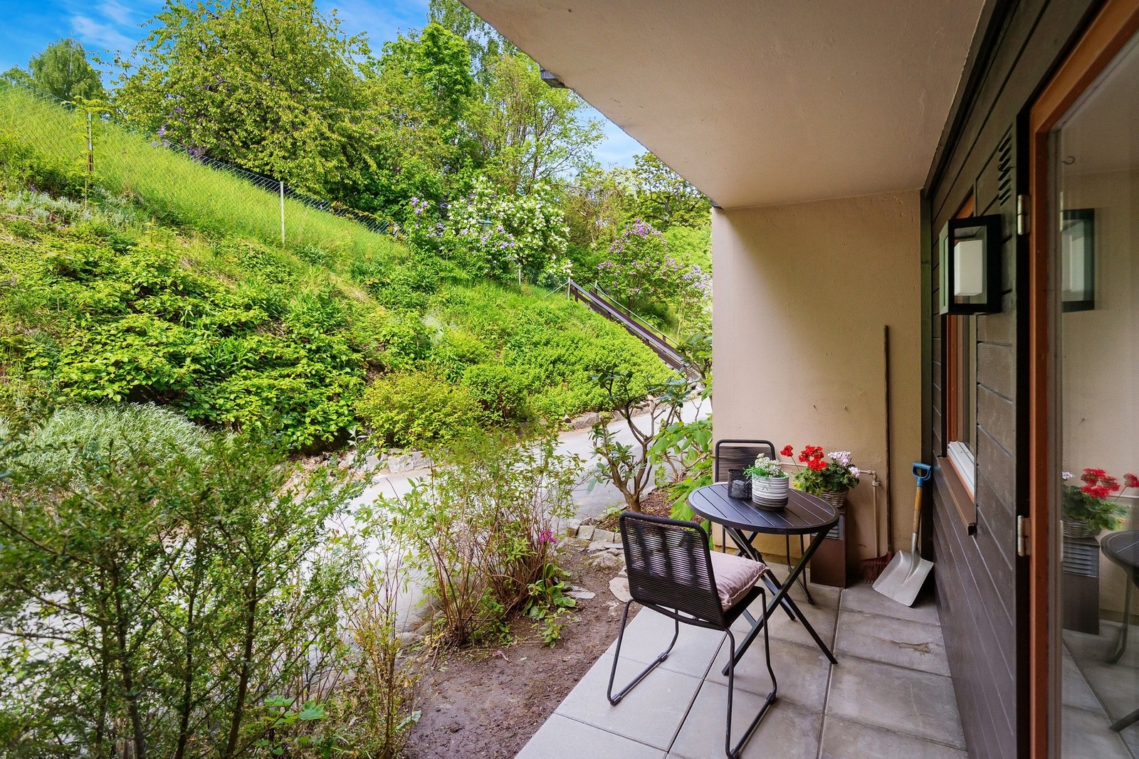 Nordvestvendt terrasse på ca. 4 m² utenfor soverommene. Galleribilde