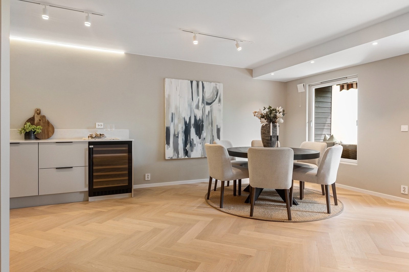 Dersom det er ønskelig med et tredje soverom, er dette tilrettelagt for av dagens eier ved etablering i deler av stuen. Gulvvarmen er soneinndelt, slik at stue og eventuelt nytt soverom kan reguleres separat. Galleribilde