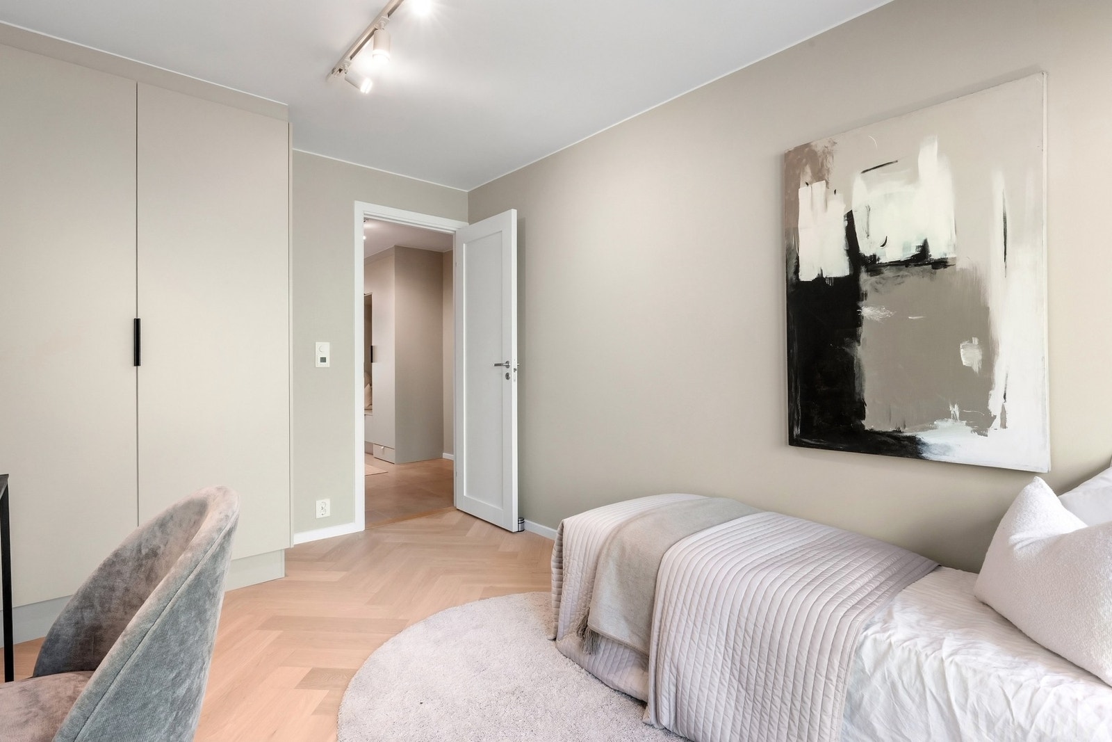 Plassbygget garderobeskap på soverom nr. 2. Galleribilde