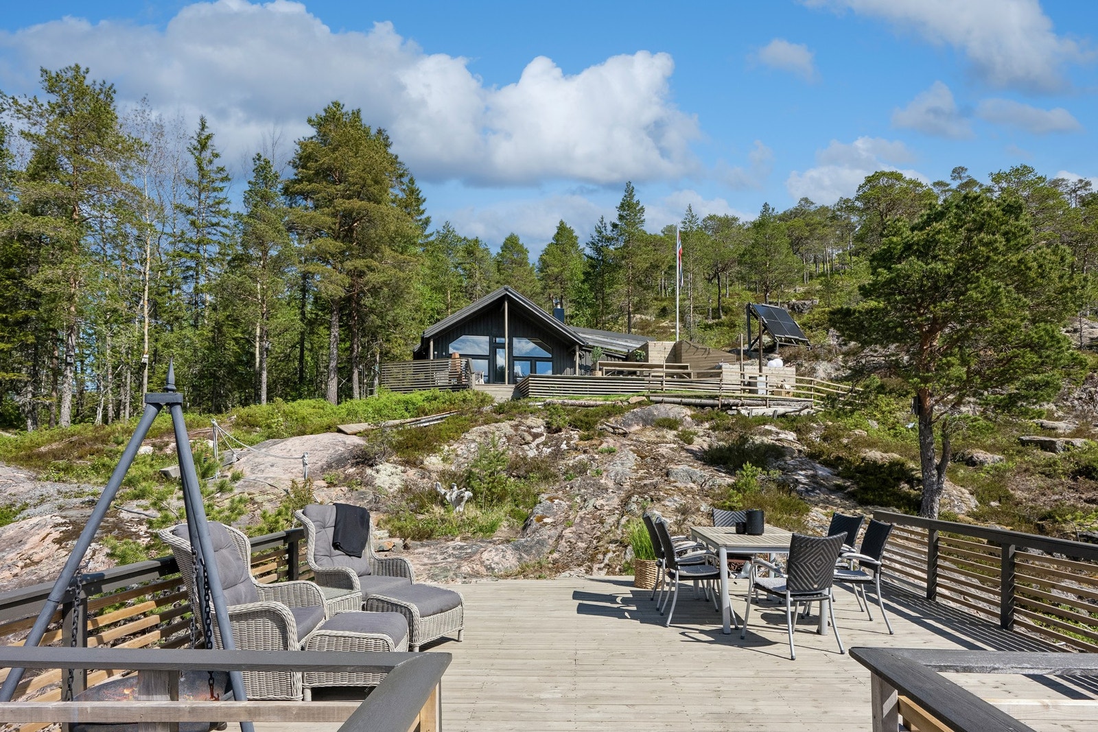 Flere soner med utemøbler gir mange bruksmuligheter. Galleribilde