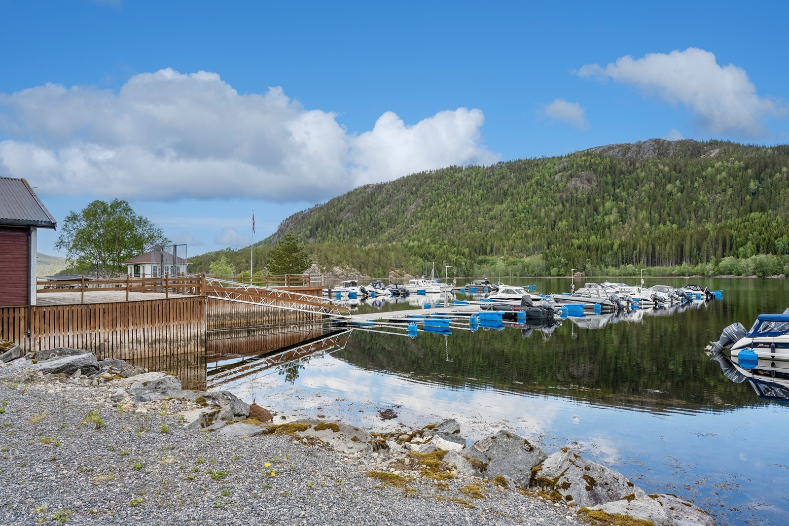 Fra Bangsund båthavn er det kun 1 nautisk mil ut til hytten. Fra Namsos båthavn er det 7 nautiske mil til hytten. Galleribilde