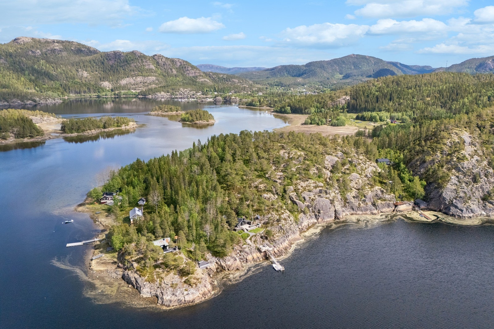 Dette er en av få hytter som ligger så nærme vannet (ca. 15 meter). Galleribilde