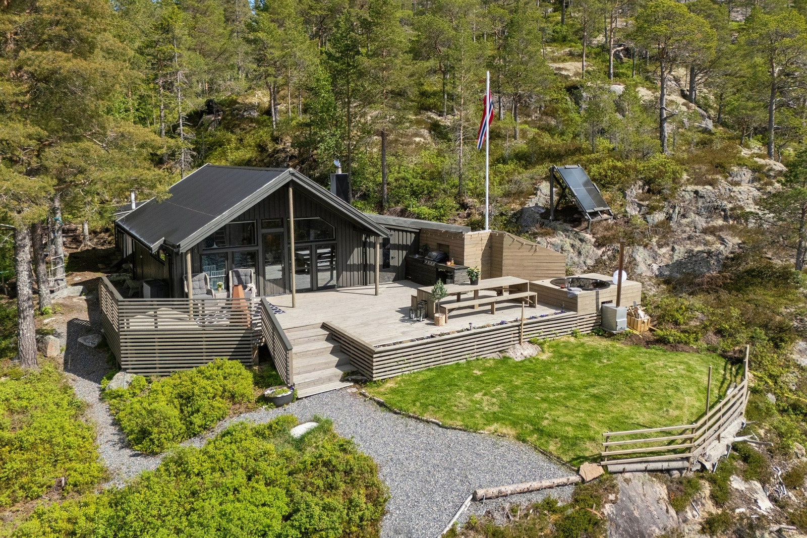 Velkommen til ei flott hytte med usedvanlig god beliggenhet like ved vannkanten i Strandli Hytteområde, som er like utenfor Bangsund. Galleribilde