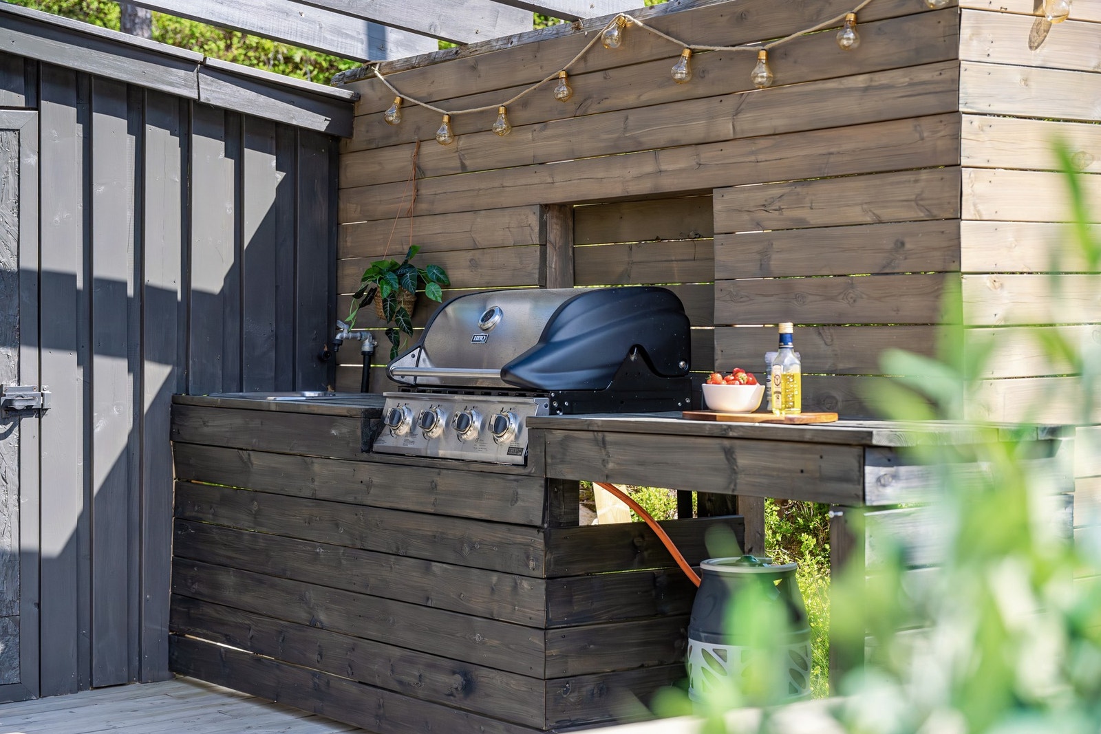 Utekjøkken med grill og utslagsvask - perfekt for lange sommerdager ved sjøen. Galleribilde