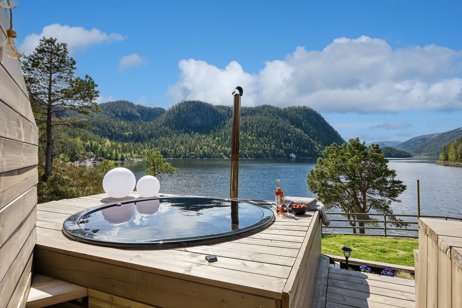 Hytten har tilhørende badestamp. Her kan man nyte en fin sommerkveld med både fjord og fjell i bakgrunn. Galleribilde