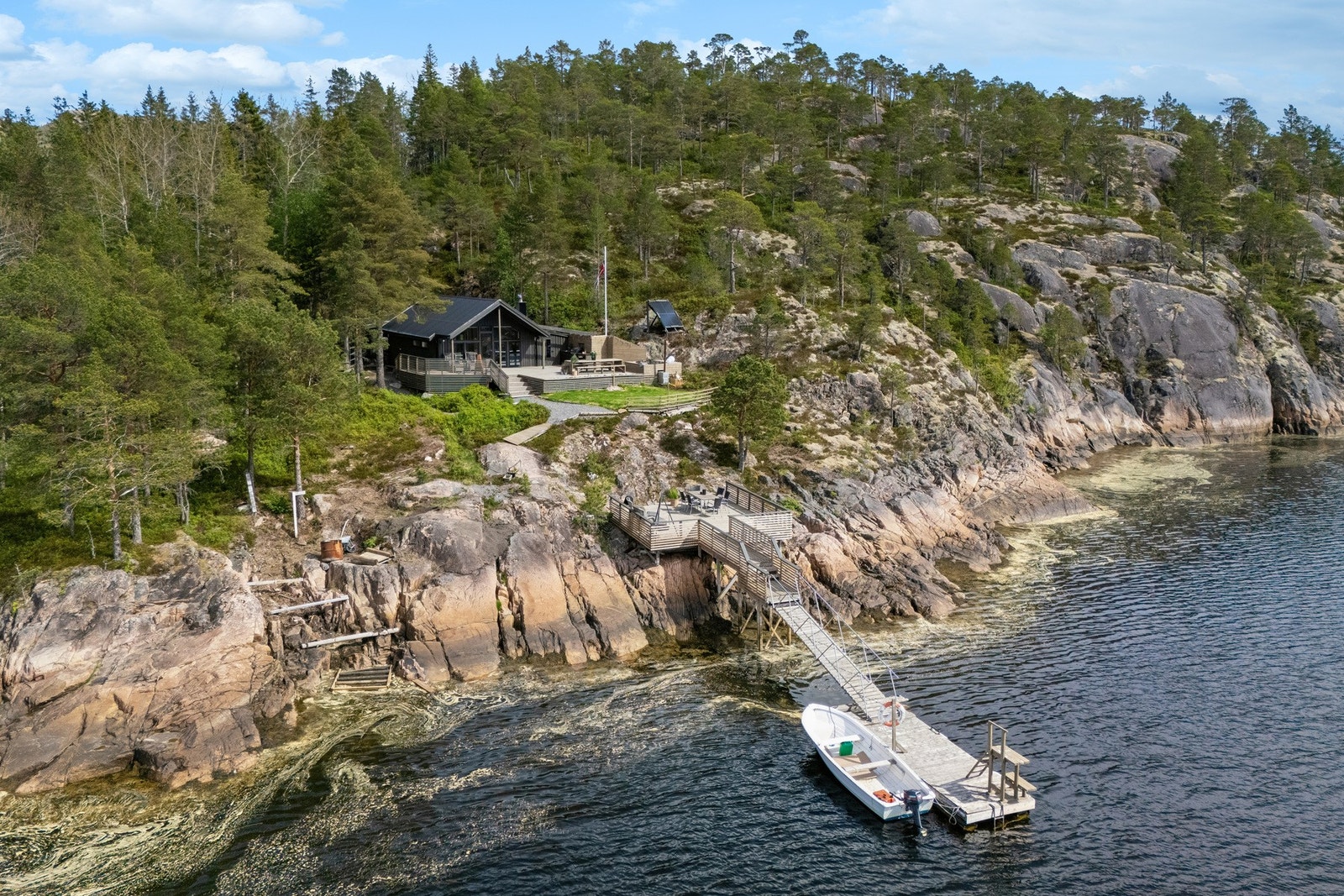 Strømforsyningen består av et solid off-grid anlegg med 800W solcelleanlegg, 280Ah batteribank, 600W omformer til 220V, samt ett stillegående Honda aggregat som leverer inntil 3 kW ved behov. Galleribilde
