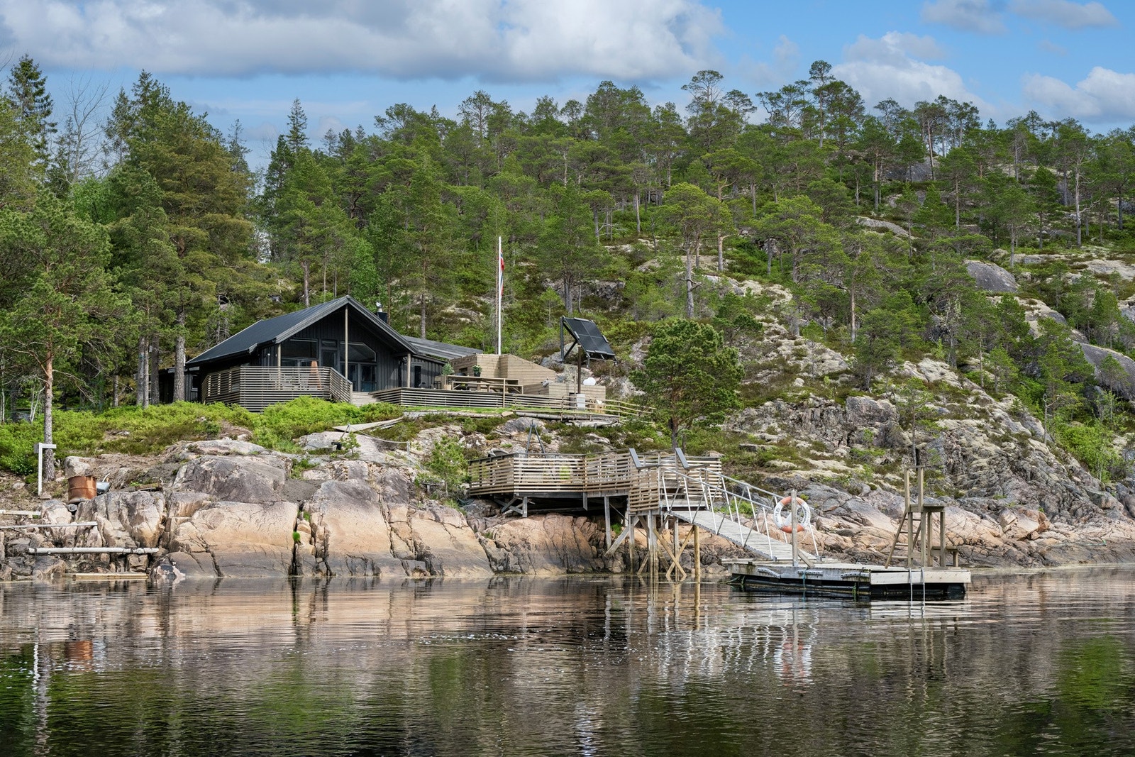 Eiendommen ligger lunt og skjermet til inne i Kjølsøysundet. Galleribilde