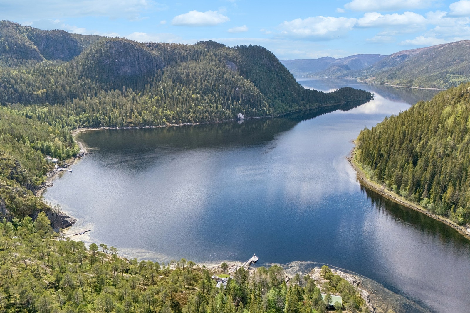Det er parkering på Bangsundbotten og sti på 700 meter ut til hytten. Galleribilde