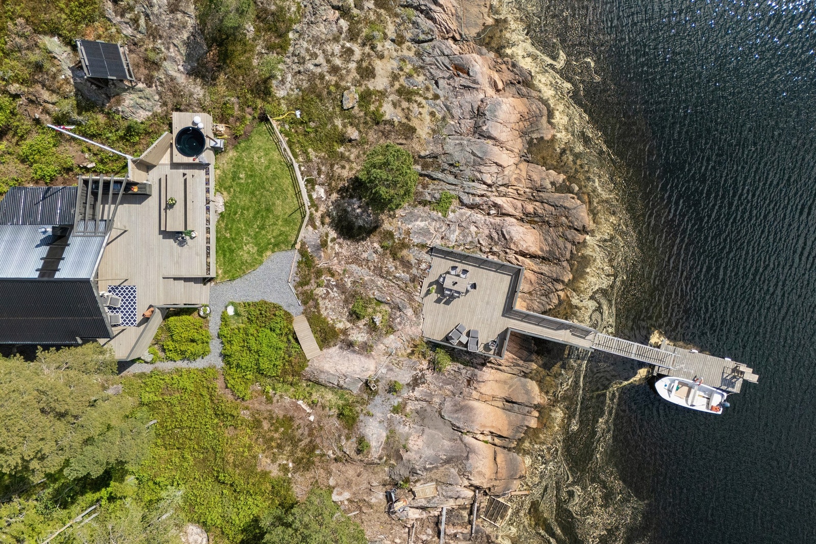 Egen flytebrygge medfølger. Galleribilde