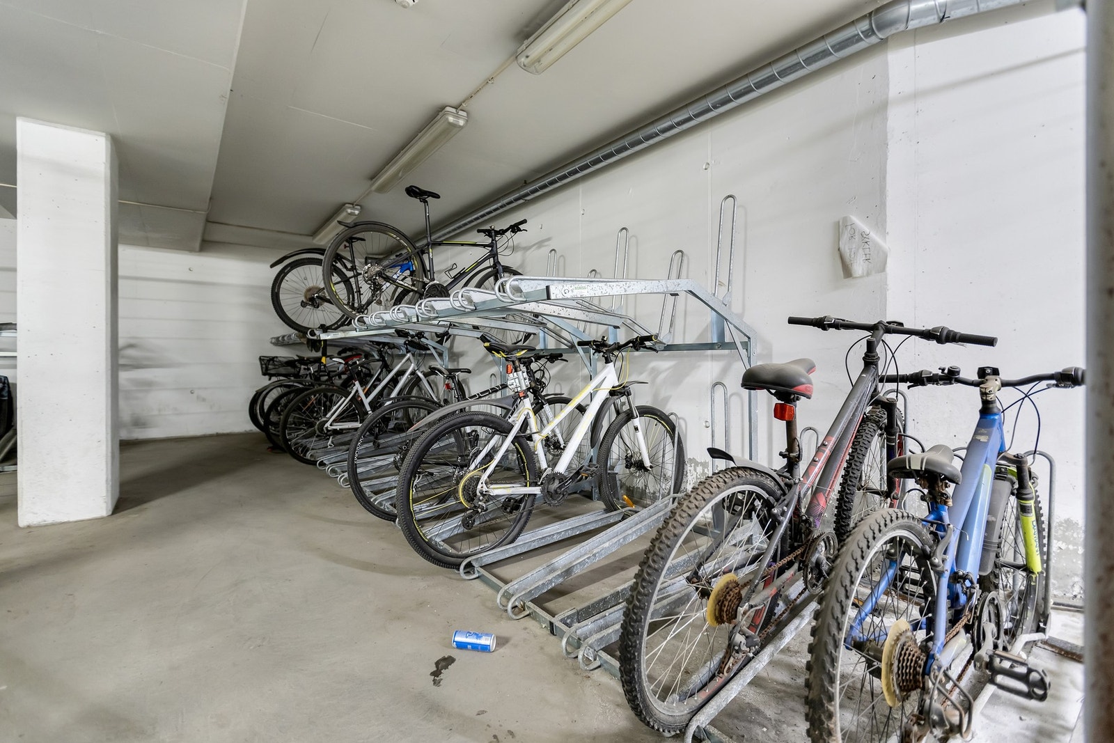 Det er sykkeloppbevaring i kjelleren. Galleribilde