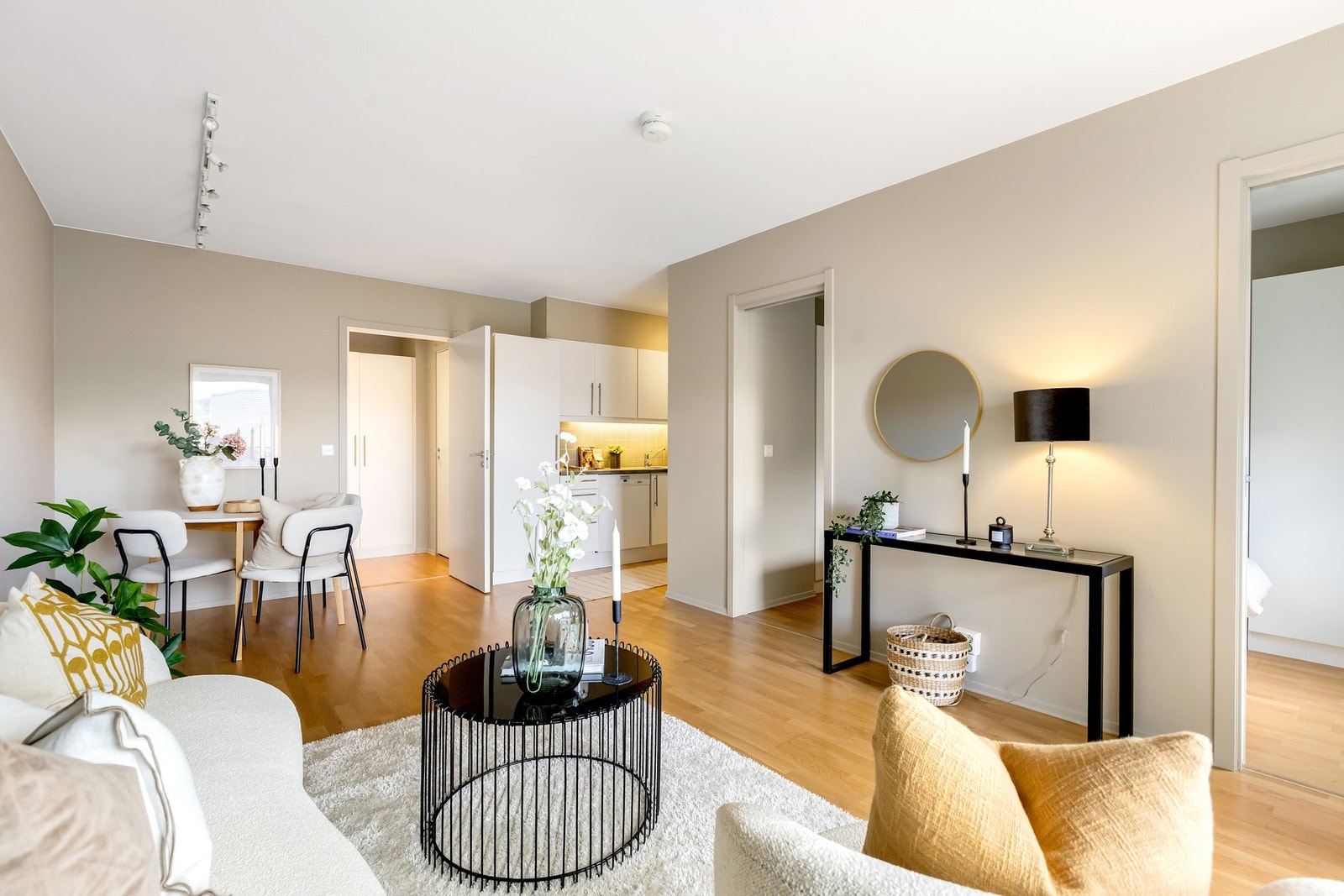 Fra stuen er de tilgang til kjøkken, soverom, balkong og entrè. Galleribilde