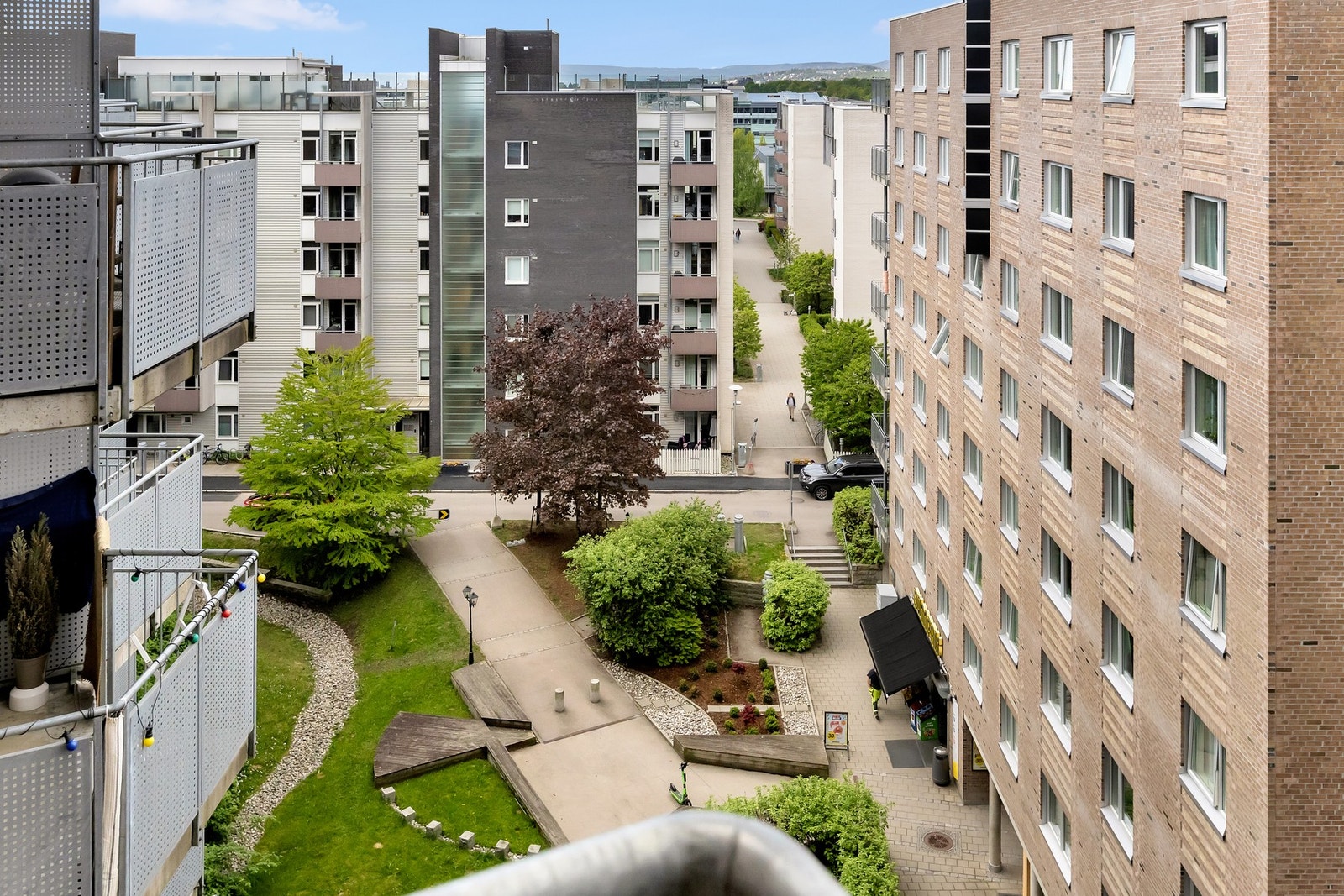 Det er fin utsikt mot frodige grøntarealer. Galleribilde