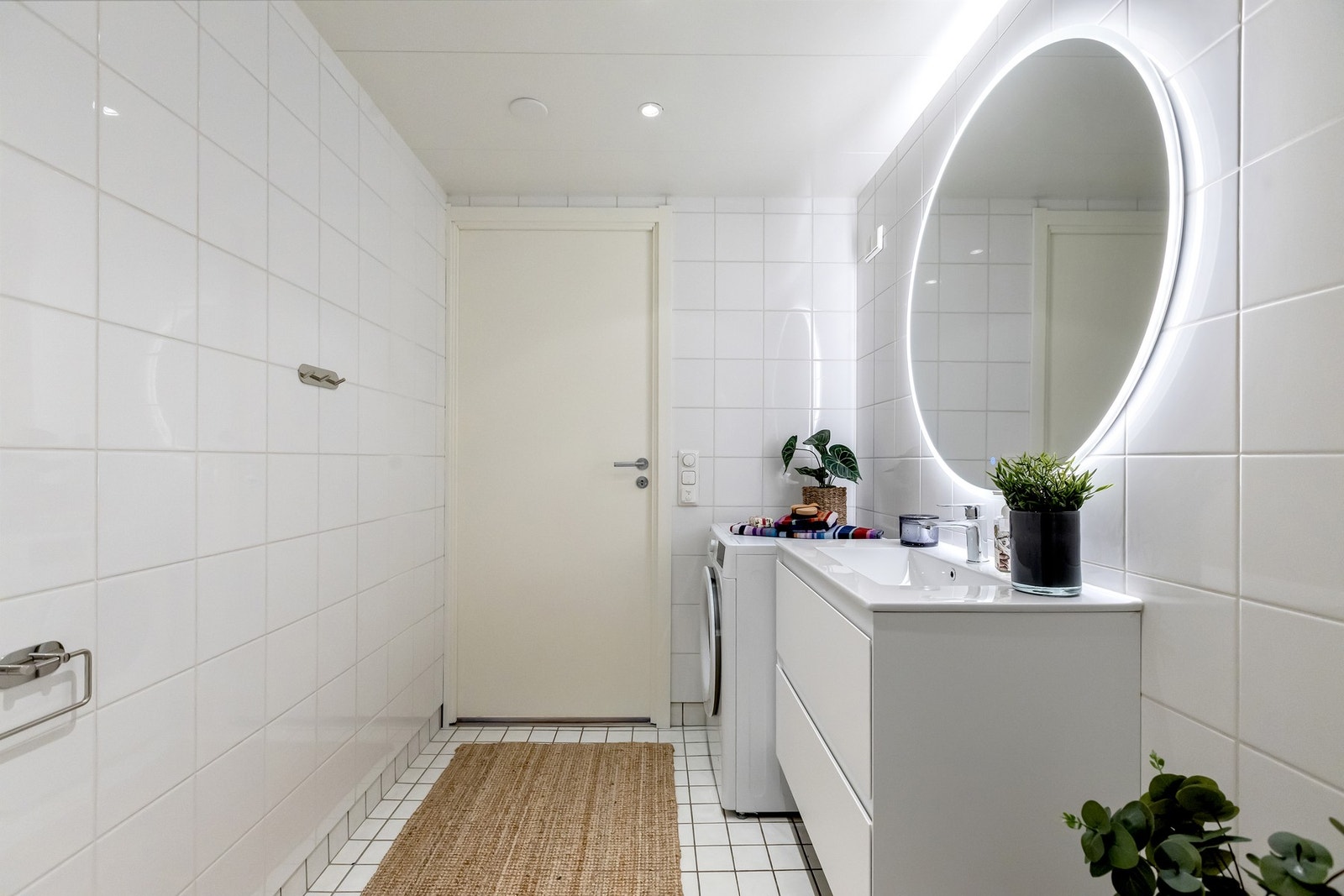 Stort bad med nytt servantskap og overhengende speil. Vaskemaskin medfølger Galleribilde