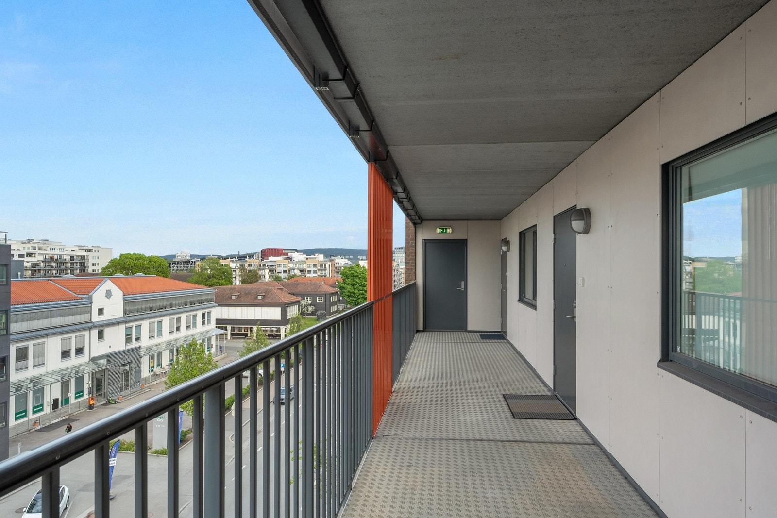 Du tar deg tørrskodd fra garasjeplassen i kjelleren og opp til leiligheten i byggets 6. etasje via felles trapperom med heis. En overbygget svalgang leder så videre til inngangsdøren din. Galleribilde