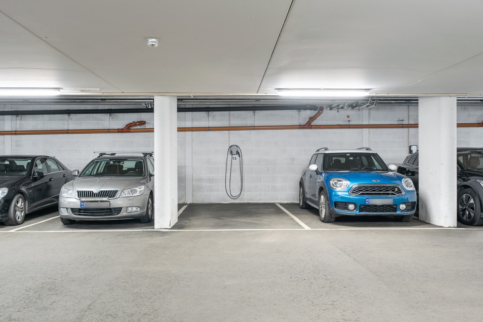 I tillegg disponerer leiligheten en garasjeplass med elbil-lader, samt en kjellerbod på 5m². Som beboer har du også tilgang til felles sykkelrom i garasjeanlegget. Galleribilde