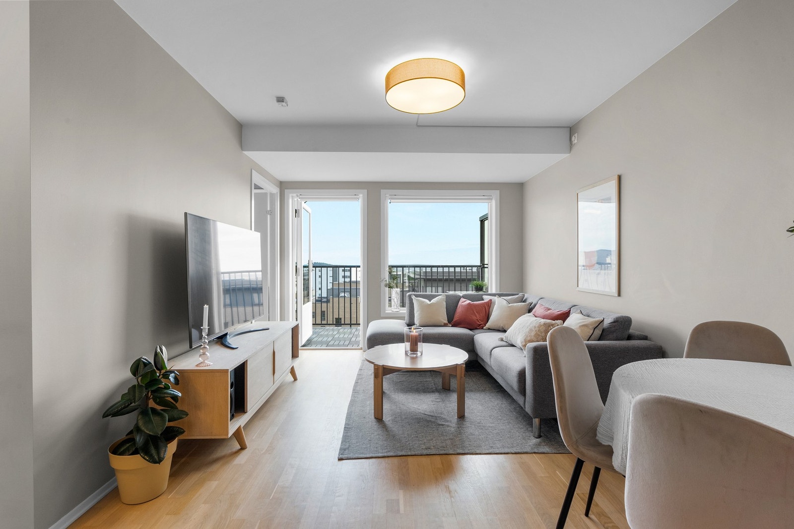 Leiligheten ligger i byggets 6. etasje (heisadkomst), og har en gjennomgående planløsning som utnytter plassen optimalt. Galleribilde