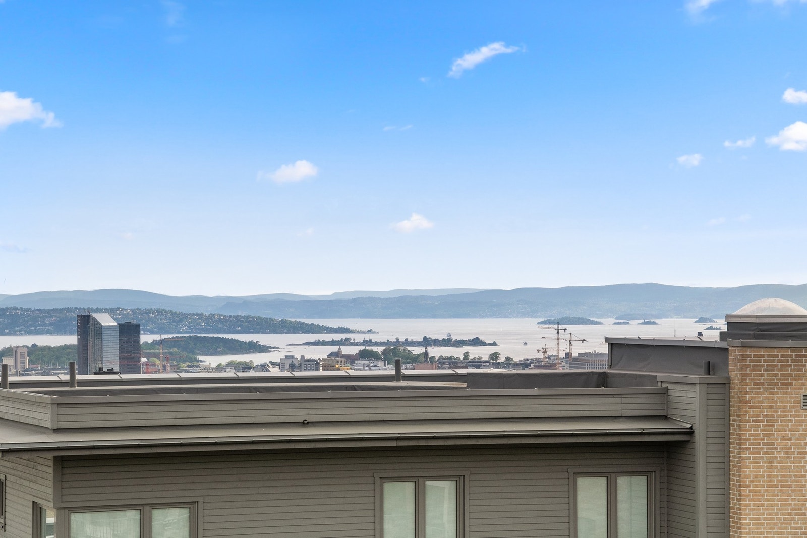 Her sitter du høyt, fritt og solrikt med nydelig utsikt over byen og fjorden! Galleribilde