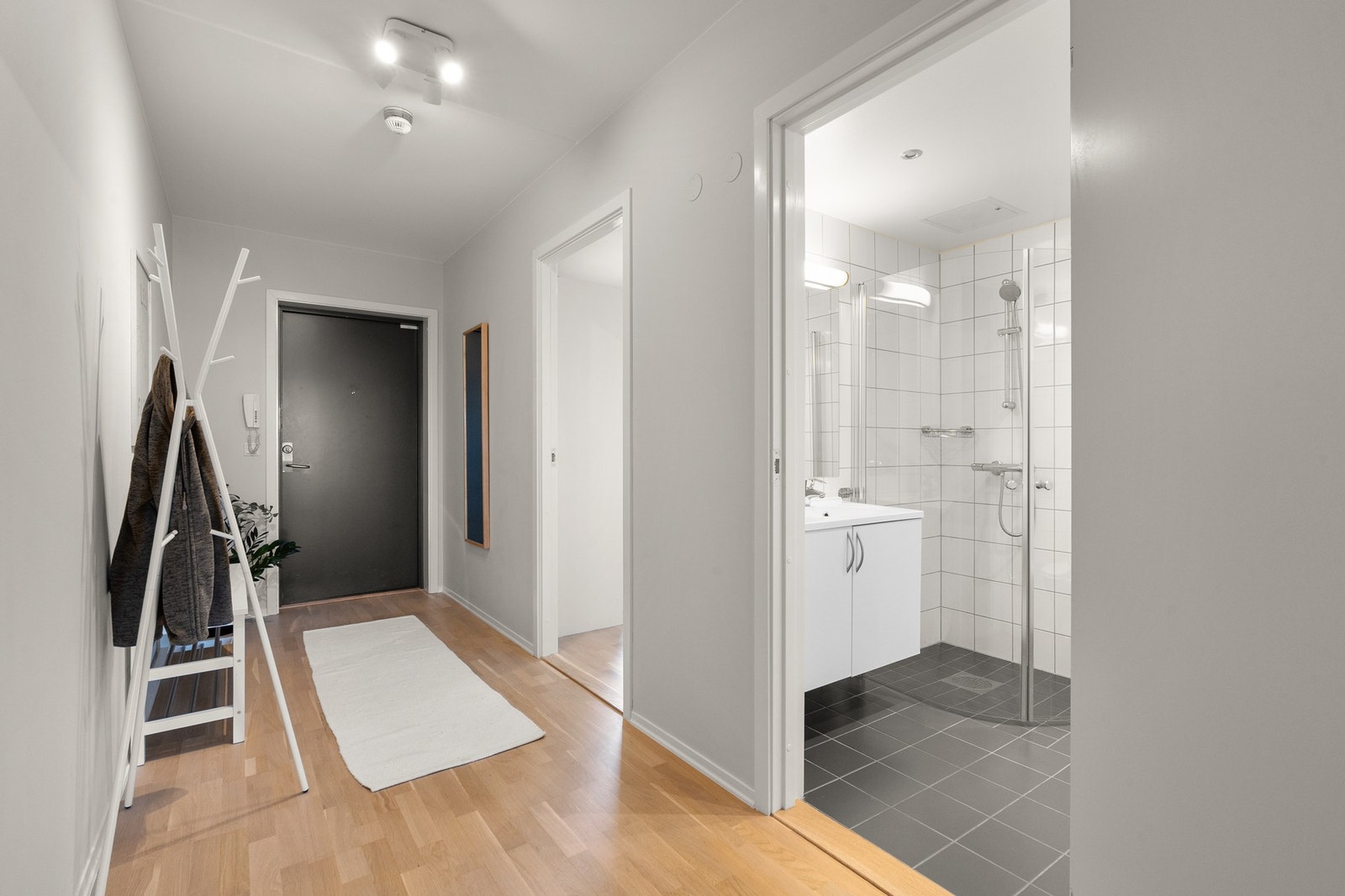 Du ønskes velkommen inn i en lys og romslig entré med plass til sko og oppheng av yttertøy. Galleribilde