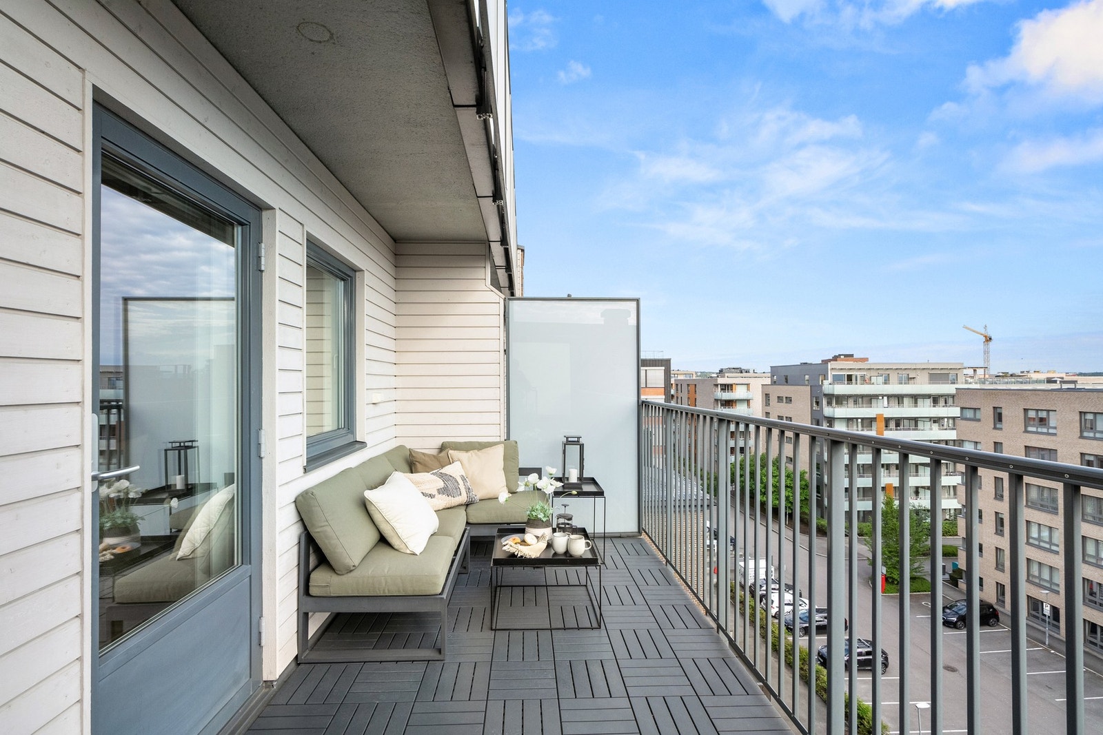 Fra stuen er det utgang til en flott sydvestvendt balkong på 11m² med gode solforhold og fjordgløtt - perfekt for lange og late sommerdager! Galleribilde