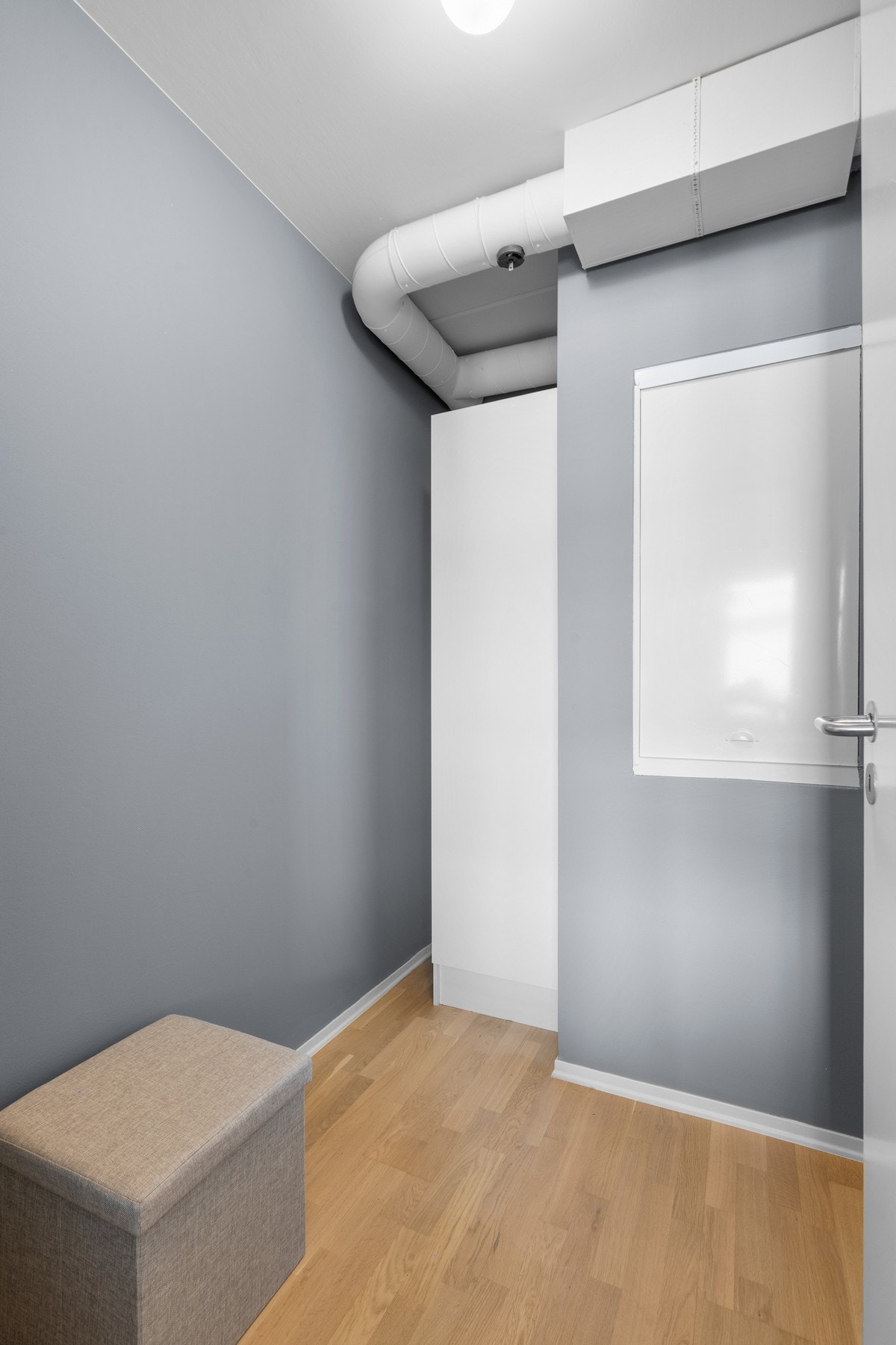 Fra soverommet er det adkomst til en praktisk bod/teknisk rom med gode lagringsmuligheter. Galleribilde