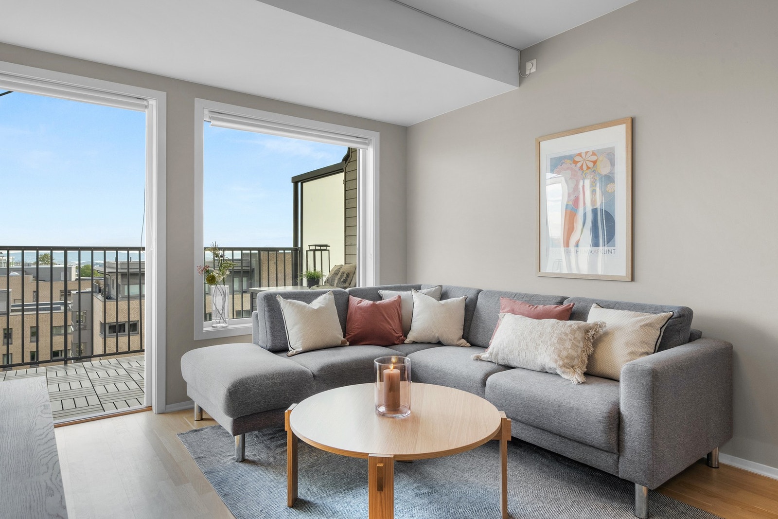 Beliggenheten i byggets 6. etasje med store vindusflater sørger for rikelig med naturlig lys, samtidig som det ikke er innsyn og flott utsikt! Galleribilde