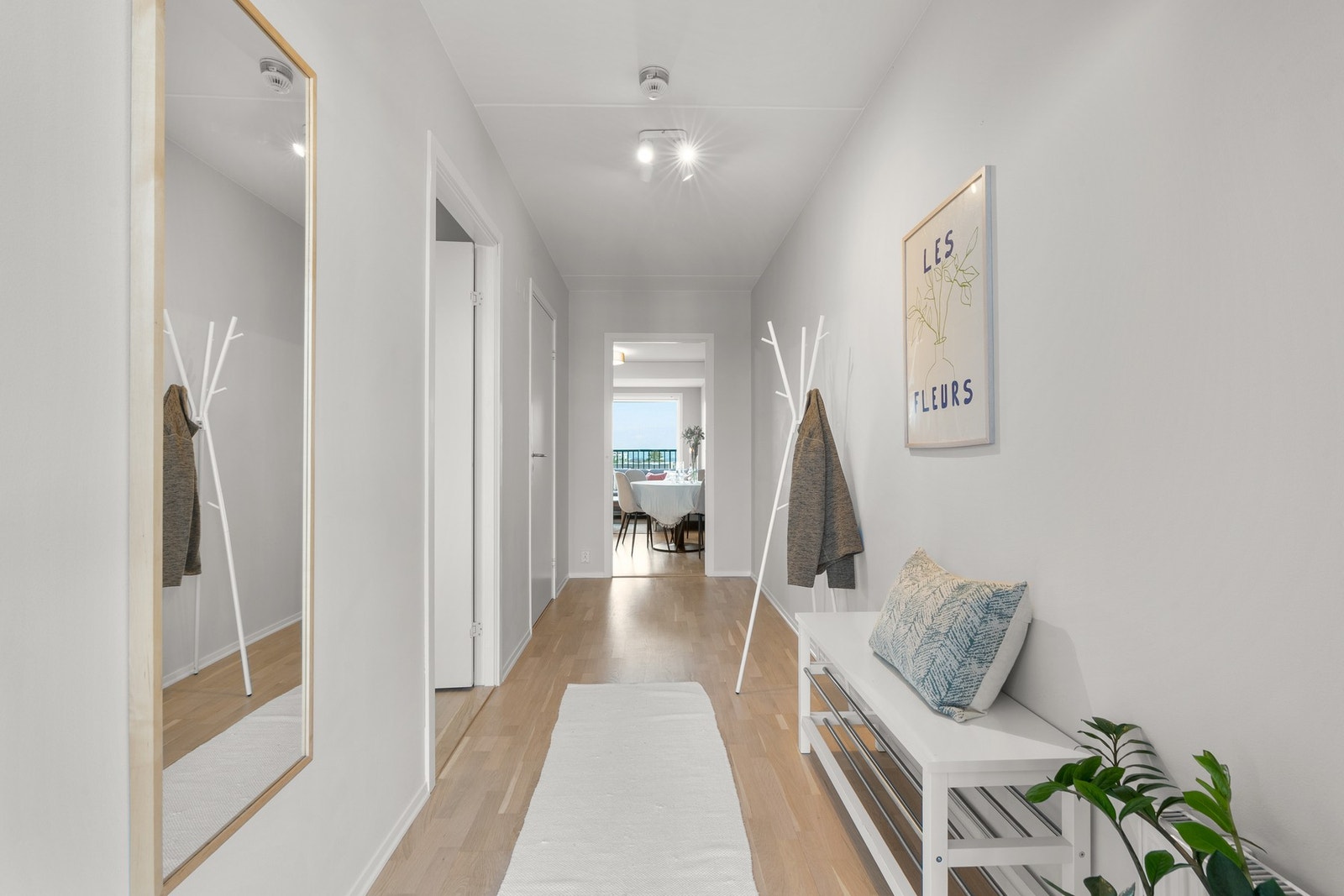 Leiligheten holder en gjennomgående god og moderne standard fra 2015 med parkett på gulv, glatte malte overflater og skjult elektrisk anlegg. Galleribilde
