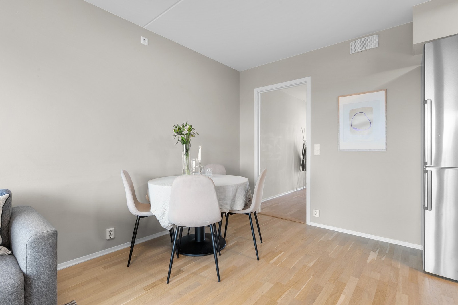 Leiligheten har balansert ventilasjon som sørger for et sunt og godt inneklima gjennom hele året. Galleribilde