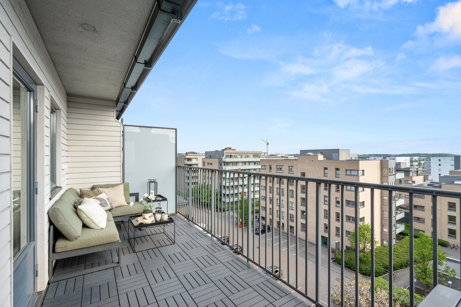 Balkongen er delvis overbygget, har terrasseheller på gulv og god plass til sittegrupper etter eget ønske og behov. Galleribilde