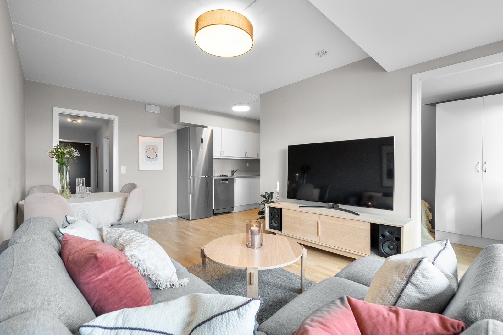Stuen er enkel å møblere med sofa med salongbord, mediemøblement med tv og et spisebord. Galleribilde