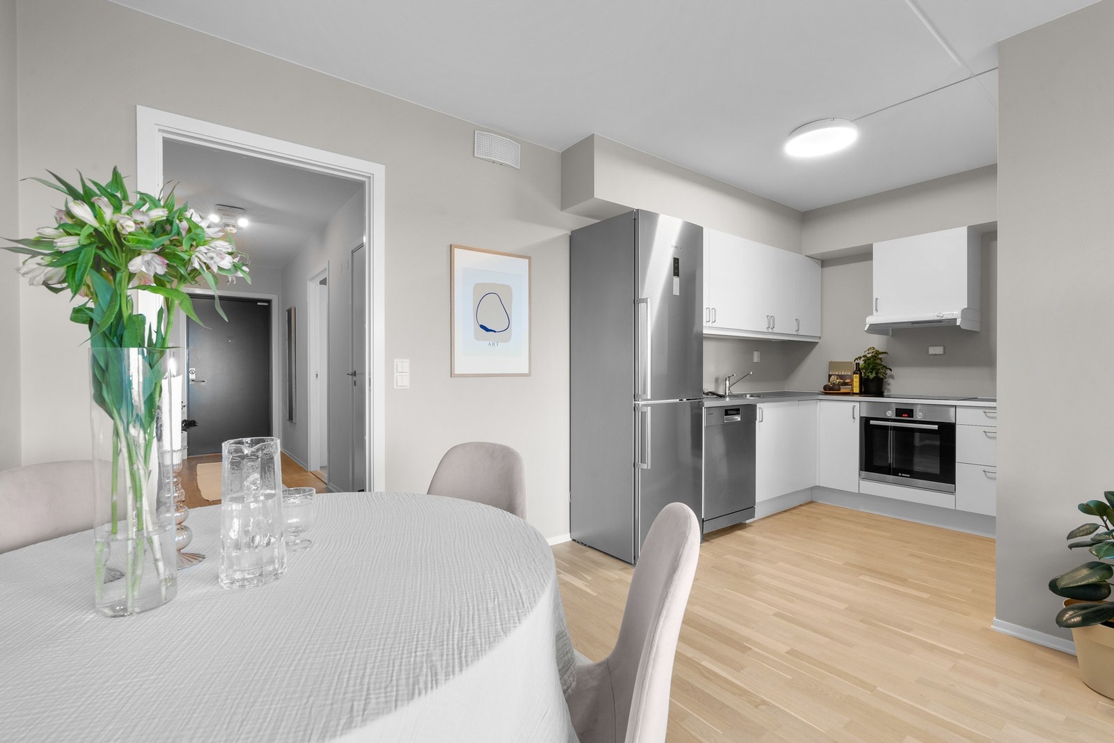 Kjøkkenet ligger i en fin delvis åpen løsning med stuen, naturlig tilbaketrukket, men likevel åpent og sosialt. Galleribilde