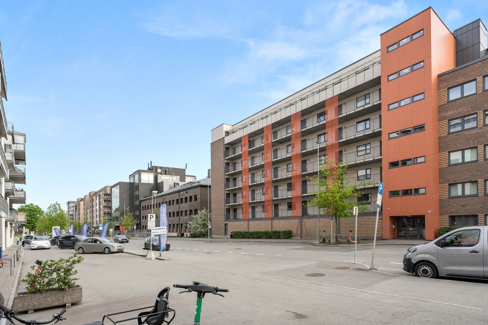 Gangavstand til skoler, barnehager, treningssenter, kjøpesenter, butikker, vinmonopol, T-bane, parker, restauranter og kaféer? Det er bare å krysse av, for her på Løren er det kort vei til det aller meste. Galleribilde